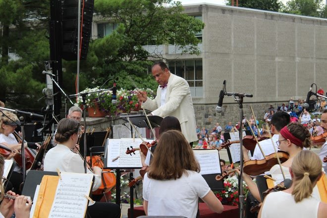Conductor Jaime Morales-Matos leads the Central Ohio Symphony.